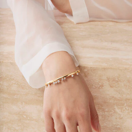 Hearts On Fire 18K Barre Floating Diamond Bangle - Image 5